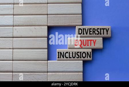 Symbole d'inclusion de l'équité en matière de diversité. Mots conceptuels diversité équité inclusion sur blocs de bois. Beau fond violet. Affaires et diversité equi Banque D'Images