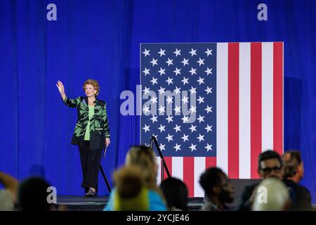 Detroit, États-Unis. 22 octobre 2024. La sénatrice américaine Debbie Stabenow, d-Mich., parle lors d'un rassemblement avec l'ancien président Barack Obama à Detroit, Mich., le 22 octobre 2024. (Photo de Andrew Roth/Sipa USA) crédit : Sipa USA/Alamy Live News Banque D'Images