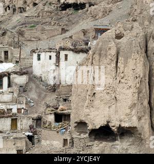 Petit village tibétain caché dans les montagnes de l'Himalaya près du monastère de Lamayuru Inde, Ladakh, altitude 3600 M. Banque D'Images