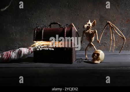 Composition avec coffre au Trésor et décor Halloween sur fond sombre Banque D'Images