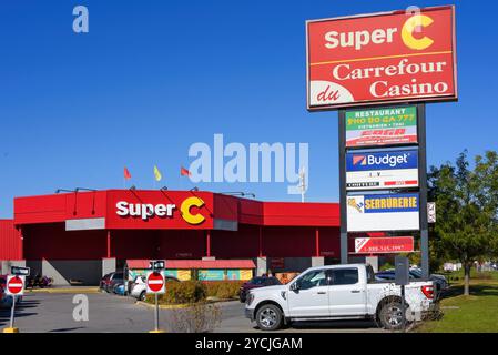 Gatineau, Canada - 18 octobre 2024 : magasin Super C dans le centre commercial Strip sur la principale dotée Super C est une chaîne de supermarchés à rabais comptant 101 magasins au Québec. Banque D'Images