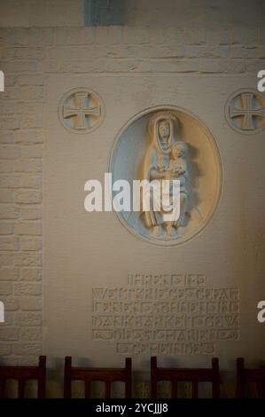 Flensburg, Schleswig-Holstein Innenaufnahme der Marienkirche oder Sankt-Marien-Kirche dänisch Vor Frue Kirke. Hier : Wandrelief-Darstellung. In der Mitte des reliefs eine Darstellung der Madonna mit Kind. SIE ist in einem ovalen Rahmen eingebettet und rechts sowie links davon zwei Kreuze, die an das Eiserne Kreuz erinnern. Darunter steht eine Inschrift, die den Gefallenen des Ersten Weltkriegs gewidmet ist. DER TEXT LAUTET : IHREN IM WELTKRIEGE GEFALLENEN SÖHNEN IN DANKBARKEIT GEWIDMET DIE ST. MARIEN GEMEINDE. Mourir 1921 eingeweihte Ehrenhalle. SIE ist eine der Hauptkirchen der Stadt Flensburg. Di Banque D'Images