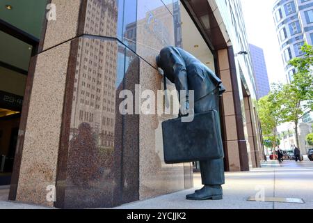 Sculpture de chef d'entreprise. Sculpture en bronze grandeur nature créée par Terry Allen en 1990, située au 725 S Figueroa St, Los Angeles, Californie Banque D'Images