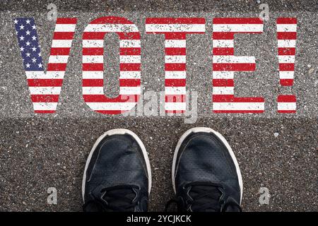 23 octobre 2024 : L'homme se tient devant le lettrage : vote aux couleurs du drapeau américain. Image symbolique des élections présidentielles aux États-Unis d'Amérique. PHOTOMONTAGE *** Mann steht vor dem Schriftzug : vote in Farben der US-Flagge. Symbolbild Präsidentschaftswahlen in den Vereinigten Staaten von Amerika. FOTOMONTAGE Banque D'Images