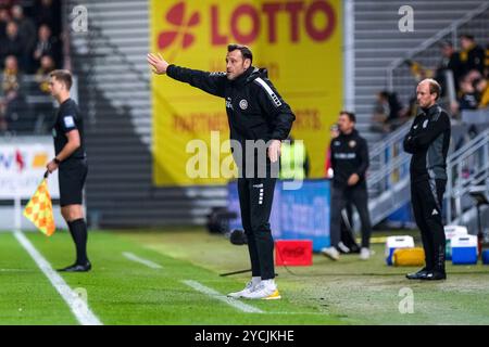 Wiesbaden, Deutschland. 23 octobre 2024. Nils Doering (SV Wehen Wiesbaden, entraîneur) gestikuliert, GER, SV Wehen Wiesbaden v. Dynamo Dresden, Fussball, 3. Bundesliga, 11. Spieltag, saison 2024/2025, 23.10.2024 LA RÉGLEMENTATION DFB INTERDIT TOUTE UTILISATION DE PHOTOGRAPHIES comme SÉQUENCES D'IMAGES et/ou QUASI-VIDÉO. Foto : Eibner-Pressefoto/Florian Wiegand crédit : dpa/Alamy Live News Banque D'Images