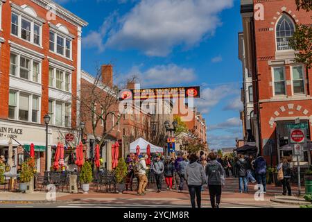 Salem, ma, États-Unis-21 octobre 2024 : les personnes visitant l'événement annuel Halloween Haunted Happenings qui s'est tenu en octobre. Banque D'Images