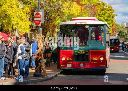 Salem, ma, États-Unis-21 octobre 2024 : les gens attendent un chariot touristique pendant l'événement annuel Halloween Haunted Happenings en octobre. Banque D'Images