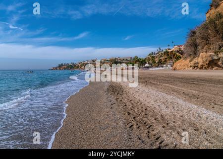 Nerja Espagne Burriana plage Costa del sol Andalousie avec mer Méditerranée et mer bleue et ciel Banque D'Images