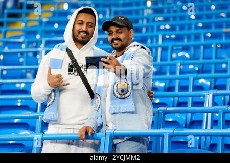 Les fans sont sur le terrain avant le match de l'UEFA Champions League au stade de Manchester. Date de la photo : mercredi 23 octobre 2024. Banque D'Images