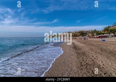 Nerja Espagne Burriana plage Costa del sol Andalousie avec mer Méditerranée et mer bleue et ciel Banque D'Images