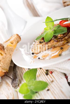 Nourrissant délicieux steak avec des légumes verts, et du pain Banque D'Images