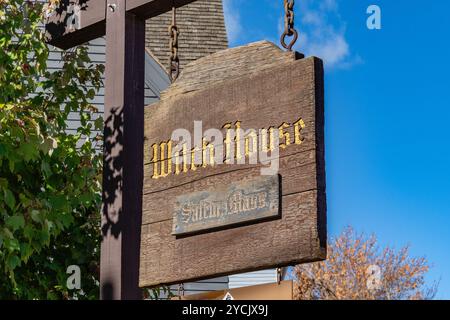 Salem, ma, États-Unis-21 octobre 2024 : The Witch House signe pendant l'événement annuel Halloween Haunted Happenings en octobre. Banque D'Images