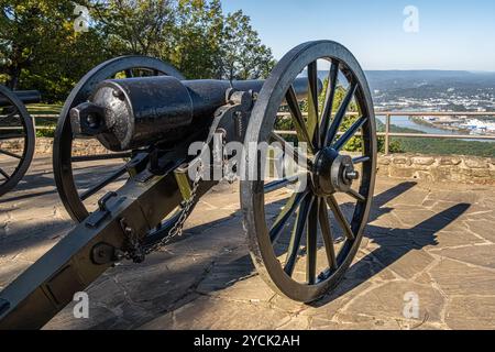 Lookout Mountain surplombe le site de la batterie Alabama de Garrity avec vue sur Chattanooga, Tennessee, depuis Chickamauga et le parc militaire national de Chattanooga. Banque D'Images