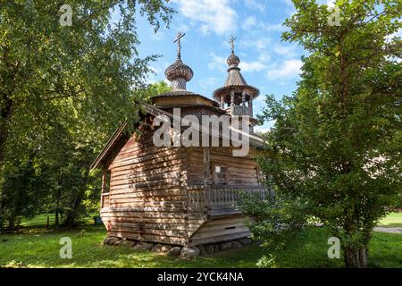 Ancienne église orthodoxe en bois dans la région de Novgorod, en Russie. Banque D'Images