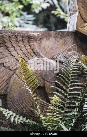 Fougère et ange sculptés dans la pierre, cimetière Assistens à Copenhague, Danemark Banque D'Images