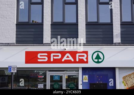 Logo Spar d'une épicerie de mini-marché locale au Royaume-Uni. Panneau et entrée du dépanneur Spar - Southampton UK 8 mars 2024 Banque D'Images