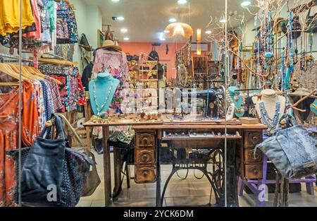 La vitrine, avec une ancienne machine à coudre Singer, dans le lézard d'Oz, magasin de vêtements et accessoires à Santa Eulària des Riu, à Ibiza, S. Banque D'Images