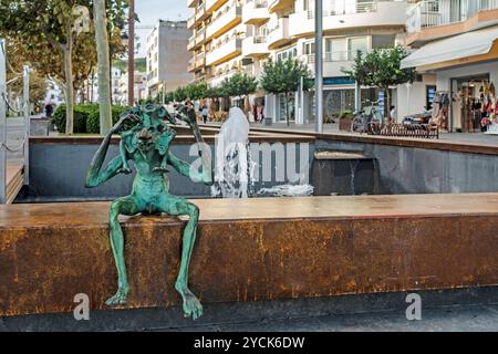 La statue d'un Els Fameliars à Santa Eulària des Riu, à Ibiza, en Espagne, une créature légendaire qui, vue, exige travail et nourriture Banque D'Images