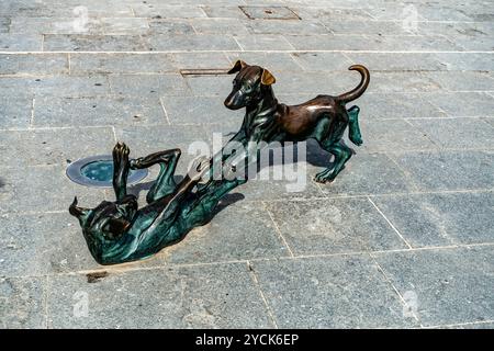 Sculpture du chien courant d'Ibiza, par Andreu Moreno dans la ville de Santa Eulària des Riu, à Ibiza, Espagne. Banque D'Images