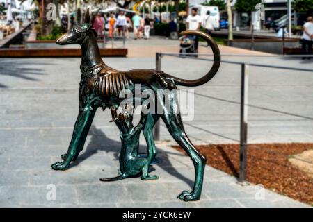 Sculpture du chien courant d'Ibiza, par Andreu Moreno dans la ville de Santa Eulària des Riu, à Ibiza, Espagne. Banque D'Images