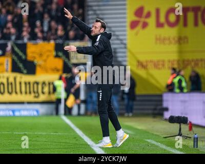 Wiesbaden, Deutschland. 23 octobre 2024. Nils Doering (SV Wehen Wiesbaden, entraîneur) gestikuliert, GER, SV Wehen Wiesbaden v. Dynamo Dresden, Fussball, 3. Bundesliga, 11. Spieltag, saison 2024/2025, 23.10.2024 LA RÉGLEMENTATION DFB INTERDIT TOUTE UTILISATION DE PHOTOGRAPHIES comme SÉQUENCES D'IMAGES et/ou QUASI-VIDÉO. Foto : Eibner-Pressefoto/Florian Wiegand crédit : dpa/Alamy Live News Banque D'Images