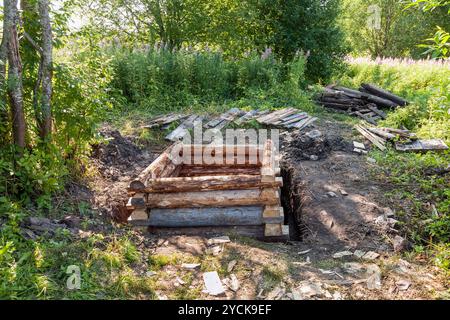 Construction de puits d'eau en bois dans la campagne Banque D'Images
