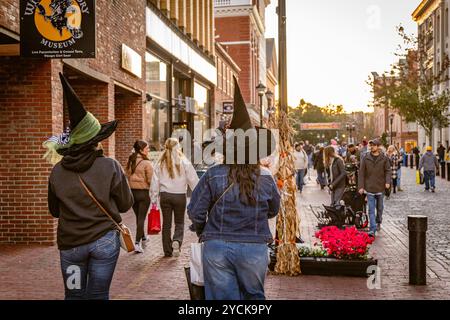 Salem, ma, États-Unis-21 octobre 2024 : les personnes visitant l'événement annuel Halloween Haunted Happenings qui s'est tenu en octobre. Banque D'Images