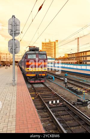 NIJNI NOVGOROD, RUSSIE - AOÛT 27 : plates-formes dans le terminal ferroviaire Moskovsky le 27 août 2012 à Nijni Novgorod, Russie. Trains Banque D'Images