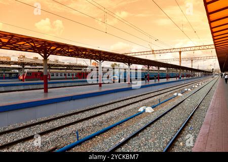 NIJNI NOVGOROD, RUSSIE - AOÛT 27 : plates-formes dans le terminal ferroviaire Moskovsky le 27 août 2012 à Nijni Novgorod, Russie. Trains Banque D'Images