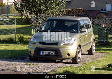 HAVIROV, TCHÉQUIE - 15 SEPTEMBRE 2023 : voiture croisée Kia Soul, première génération, garée dans la rue Banque D'Images