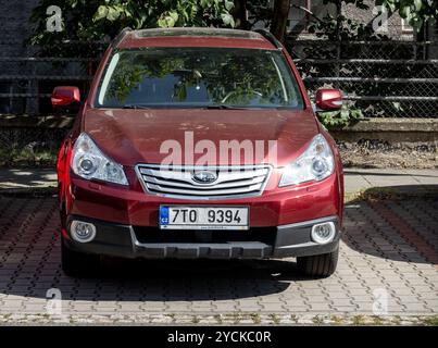 OSTRAVA, TCHÉQUIE - 22 SEPTEMBRE 2023 : voiture multisegment Subaru Outback IV, vue de face. Véhicule garé dans la rue Banque D'Images