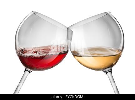 Déménagement du vin rouge et blanc sur un fond blanc verre Banque D'Images