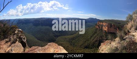 Vue panoramique sur la vallée de Grose dans les Blue Mountains, Nouvelle-Galles du Sud, Australie Banque D'Images