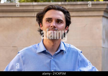 Austin Texas USA, 22 octobre 2024 : le défenseur du contrôle des armes à feu DAVID HOGG écoute une question lors d'une réunion avec des étudiants à l'Université du Texas à Austin lors d'un événement de sortie du vote. Hogg, 24 ans, fondateur de March for Our Lives, était un étudiant de 17 ans à la Marjory Stoneman Douglas High School à Parkland, en Floride, lorsqu'un homme armé a tué 17 de ses camarades de classe le 14 février 2018. ©Bob Daemmrich Banque D'Images