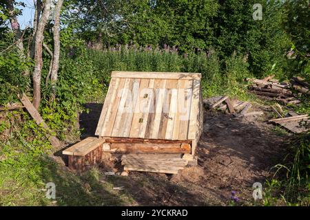 Construction de puits d'eau en bois dans la campagne Banque D'Images