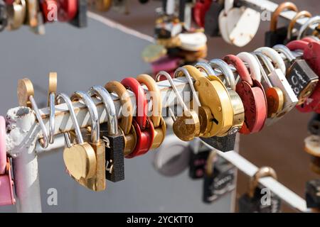 Cadenas, symboles de l'amour accroché à la rambarde du pont Banque D'Images