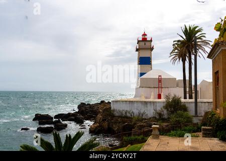 Le phare de Santa Marta a été construit sur le terrain du fort de Santa Marta, dans les années 1640, fournit une lumière pour la baie de Cascais et pour la nouvelle marina de la ville Banque D'Images