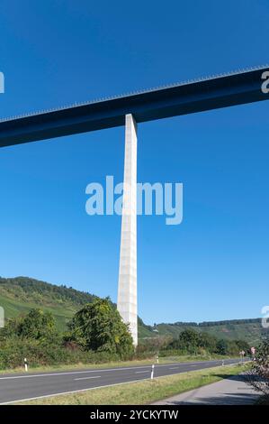 Zeltingen-Rachtig Allemagne 5 octobre 2024. Hochmoselbrücke Pont de la haute Moselle enjambant la vallée de la Moselle et donnant un vertige juste en le regardant. poutre, ingénierie, e42, route, azur, bleu, ciel, Banque D'Images