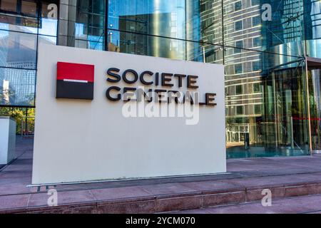 Enseigne et logo à l'entrée des tours jumelles de la banque française Société générale, située dans le quartier d'affaires de Paris la Défense Banque D'Images