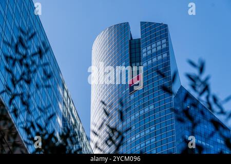 Vue extérieure de l'une des tours de la banque française Société générale, située dans le quartier des affaires de Paris la Défense, Puteaux, France Banque D'Images