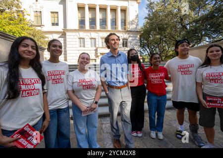 Austin, Texas, États-Unis. 22 octobre 2024. Le défenseur de la sécurité des armes à feu DAVID HOGG parle aux étudiants du West Mall de l'Université du Texas à Austin le 22 octobre 2024 lors d'une apparition avec le maire Kirk Watson. Hogg, 24 ans, fondateur de March for Our Lives, était un étudiant de dix-sept ans à la Marjory Stoneman Douglas High School à Parkland, en Floride, quand un homme armé a tué 17 de ses camarades de classe le 14 février 2018. (Crédit image : © Bob Daemmrich/ZUMA Press Wire) USAGE ÉDITORIAL SEULEMENT! Non destiné à UN USAGE commercial ! Banque D'Images