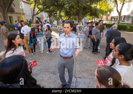 Austin, Texas, États-Unis. 22 octobre 2024. Le défenseur de la sécurité des armes à feu DAVID HOGG parle aux étudiants du West Mall de l'Université du Texas à Austin le 22 octobre 2024 lors d'une apparition avec le maire Kirk Watson. Hogg, 24 ans, fondateur de March for Our Lives, était un étudiant de dix-sept ans à la Marjory Stoneman Douglas High School à Parkland, en Floride, quand un homme armé a tué 17 de ses camarades de classe le 14 février 2018. (Crédit image : © Bob Daemmrich/ZUMA Press Wire) USAGE ÉDITORIAL SEULEMENT! Non destiné à UN USAGE commercial ! Banque D'Images