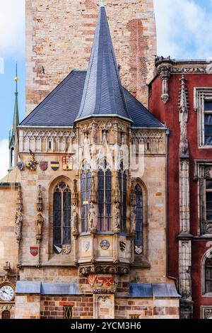 Vue de l'extérieur. La chapelle de la mairie dans la tour, consacrée en 1381. Place de la vieille ville, Prague, République tchèque, Europ Banque D'Images