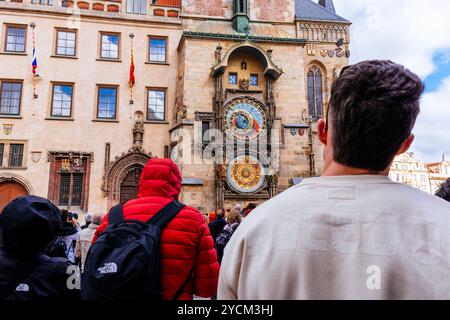 Les gens attendent devant l'horloge astronomique attendant l'heure et la procession des apôtres. Place de la vieille ville, Prague, République tchèque, UE Banque D'Images