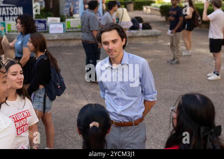 Austin, Texas, États-Unis. 22 octobre 2024. Le défenseur de la sécurité des armes à feu DAVID HOGG parle aux étudiants du West Mall de l'Université du Texas à Austin le 22 octobre 2024 lors d'une apparition avec le maire Kirk Watson. Hogg, 24 ans, fondateur de March for Our Lives, était un étudiant de dix-sept ans à la Marjory Stoneman Douglas High School à Parkland, en Floride, quand un homme armé a tué 17 de ses camarades de classe le 14 février 2018. (Crédit image : © Bob Daemmrich/ZUMA Press Wire) USAGE ÉDITORIAL SEULEMENT! Non destiné à UN USAGE commercial ! Banque D'Images