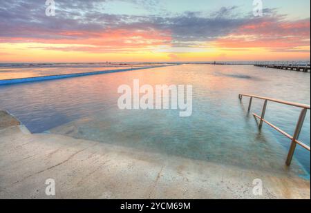 Lever de soleil de l'une des piscines à l'océan à North Narrabeen Australie Banque D'Images