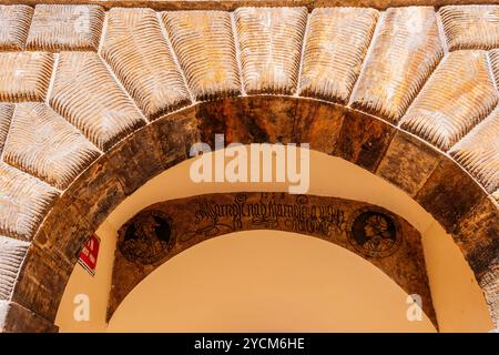 Arches d'entrée à la zone fortifiée. Týn Yard. Cette petite place à côté de la place de la vieille ville, est l'un des sites historiques les plus importants de Pragu Banque D'Images