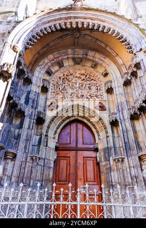 Le portail nord a un relief dans le tympan représentant trois scènes de la passion du Christ dans des compositions à plusieurs figures. L'Église de la mère de Banque D'Images