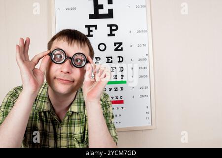 Drôles de lunettes de maniement dans un bureau chez le médecin Banque D'Images