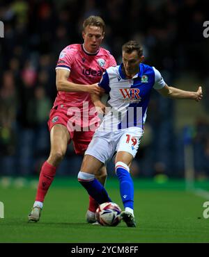 Ryan Hedges des Blackburn Rovers (à droite) et Torbjorn Heggem de West Bromwich Albion (à gauche) se battent pour le ballon lors du Sky Bet Championship match à Ewood Park, Blackburn. Date de la photo : mercredi 23 octobre 2024. Banque D'Images